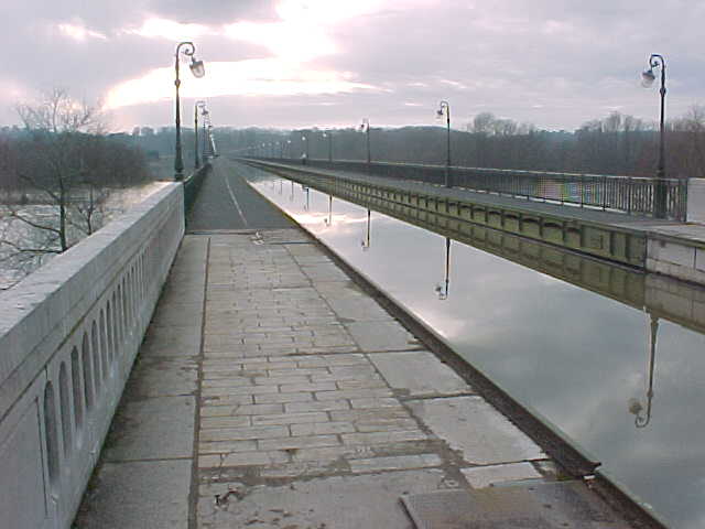 522 - VUE GENERALE DU PONT CANAL.jpg